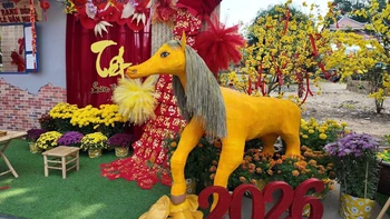 Linh vật ngựa Đồng Tháp chải mascara, tóc duỗi đón Xuân Bính Ngọ