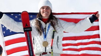 VĐV Breezy Johnson làm vỡ HCV Olympic mùa đông lúc ăn mừng