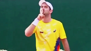 Thắng trận còn khiêu khích, tay vợt bị khán giả chọi chai lọ tơi bời