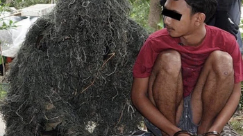 Cảnh sát Thái hóa trang thành bụi cây để bắt tội phạm