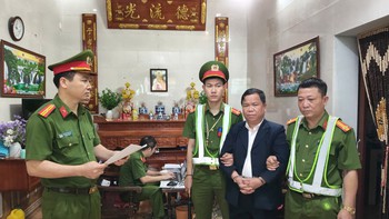 Bắt khẩn cấp luật sư 'dỏm' chuyên lừa tiền làm sổ đỏ