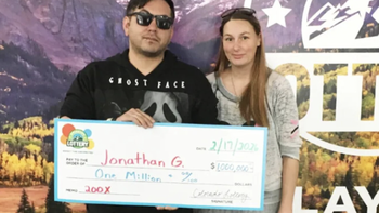 Mua vé số 'xả xui', người đàn ông bất ngờ trúng 1 triệu USD