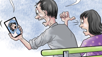 Con gái 'phân thân' nằm viện khiến ông bố hú hồn