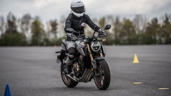 Dân mới đi xe máy hay được mách nên phanh sau, nhưng thực tế làm vậy càng nguy hiểm