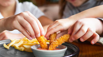 Trẻ ăn nhiều thực phẩm siêu chế biến dễ lo âu, hiếu động?