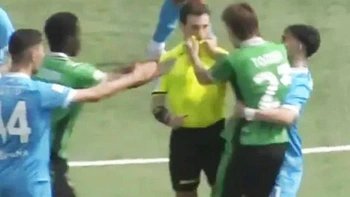 Cầu thủ trẻ của Ý muốn 'bật' cả trọng tài sau khi bị đuổi