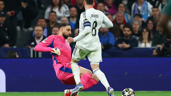 Thủ môn Donnarumma ‘quên’ dùng tay, Man City nhận bàn thua khó tin trước Real Madrid