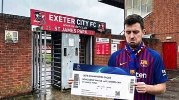 CĐV Barca 'lạc trôi' sang sân đội hạng Ba nước Anh vì nhầm St James Park