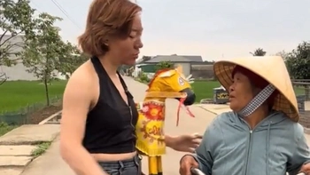 Cô gái giả làm 'thánh' xuống bắt người, gặp cụ bà xin theo vì đời quá khổ