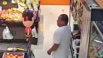 Chủ quán hú hồn hú vía với quả bóng bay hình Natra