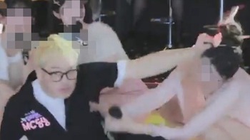 Nữ BJ Hàn Quốc bị túm tóc ngay trên sóng livestream