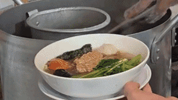 Bún chả quạt, bánh đa đỏ Hải Phòng và bí mật con giấm ở quán Thong Dong