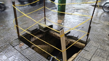 Giăng dây cảnh báo tại hố sụt khiến người đàn ông suýt rơi xuống cống