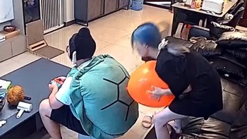 Chồng cạn lời với cô vợ tinh nghịch