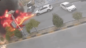 Gặp xe tải bốc cháy, tài xế có pha đánh xe cồng kềnh, nhận trái đắng