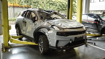 Cận cảnh chiếc Lynk & Co 06 lật 6 vòng trên cao tốc, người trong xe vẫn an toàn