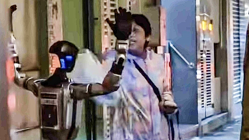 Robot hình người 'hù' bà cụ bị... nhập viện