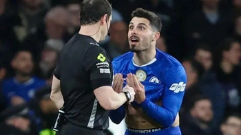 Pedro Neto bị phạt gần 2,4 tỉ đồng vì phản ứng trọng tài ở Ngoại hạng Anh