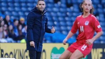 HLV tuyển nữ Luxembourg mất việc vì gửi tin nhắn không phù hợp cho học trò