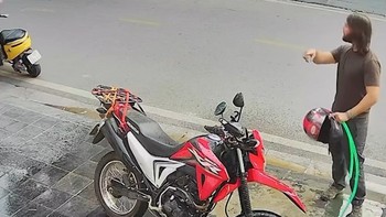 Anh chàng ngoại quốc lấy vòi nước trước nhà rửa xe vì tưởng là vòi nước công cộng