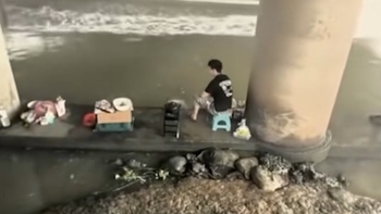 Chàng trai chán không buồn nói khi ngồi chữa lành bên dòng sông