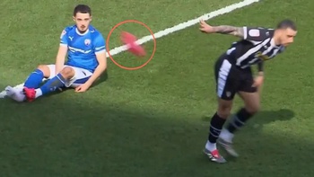 Cầu thủ Anh bị đuổi sau tình huống 'trả đũa' ngớ ngẩn