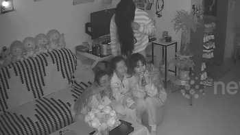 Đang xem phim kinh dị, 3 cô gái hú hồn khi thấy 'ma'