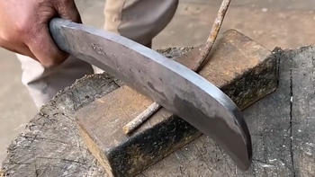 Thợ rèn quê một cục khi quảng cáo dao chặt thép