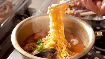 7 cách giúp tô mì ăn liền ngon hơn và cân bằng dinh dưỡng