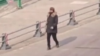 Người phụ nữ lỡ chuyến phà vì đi thủng thỉnh