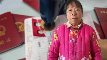 Trở thành 'cô dâu 82 tuổi' sau khi nhận 20 quả trứng