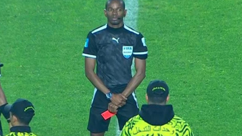 Trọng tài cầm sẵn thẻ đỏ để cầu thủ ‘giữ khoảng cách’