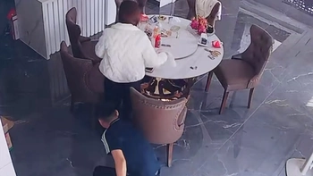 Chồng nhặt tiền rơi của vợ nhanh như chớp