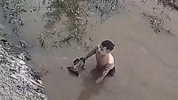 Chàng trai say thuốc lào ngã xuống ruộng