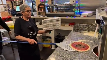 Cụ bà IQ vô cực khi dùng xẻng xúc bánh pizza