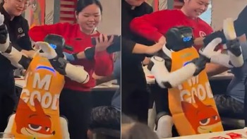 Robot 'quẩy tới bến' giữa nhà hàng nghi do... stress