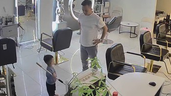 Bố bất lực khi con trai nghịch ngợm đập vỡ màn hình máy tính