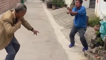 Cười sảng với màn tỉ thí võ thuật của hai 'cao thủ võ lâm'