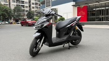 Cận cảnh xe máy điện đổi pin VinFast Viper ngoài đời thực: Giá từ 40 triệu, chạy tới 156km/đổi 2 pin