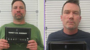 Hai ông chú 'tinh nghịch' làm vỡ ngà voi 10.000 năm tuổi