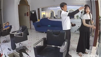 Cô gái quê một cục khi cụng đầu vào cửa kính cường lực