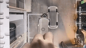 Đánh lái ô tô vào chỗ đỗ xe bằng màn hình như chơi game, nhấn 'OK' là xe tự vào ô