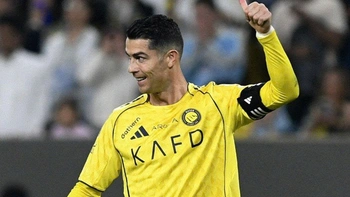 Ronaldo có thể trở lại Ngoại hạng Anh nếu chịu... giảm lương