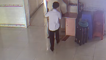 Khoảnh khắc cậu bé ôm tiễn chị đi làm sau Tết gây sốt