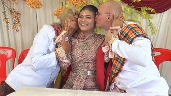 Nữ ca sĩ cưới cùng lúc hai chú rể