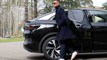 Kylian Mbappe học lái xe với fan... Atletico Madrid