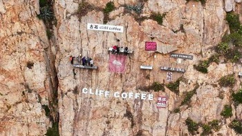 Quán cà phê 'treo mình' trên vách đá: Trải nghiệm đẹp đến thót tim