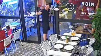 Du khách người Nga lắc chuông lia lịa để khen món ăn Việt quá ngon