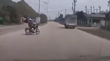 Tài xế ô tô bẻ lái xuất thần tránh được tai nạn chết chóc