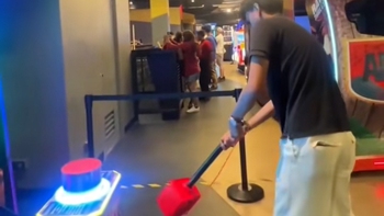 Một cú gõ búa, chàng trai làm cả trung tâm thương mại 'rung chuyển'